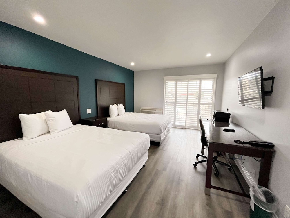 Standard Suite, 2 Queen Beds, Non Smoking - Photo 5
