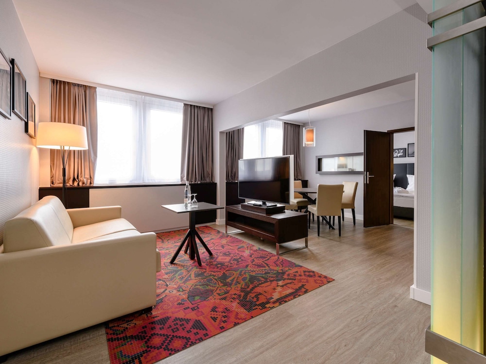 Junior Suite, 1 Double Bed (private bathroom with shower and tub) - Photo 10