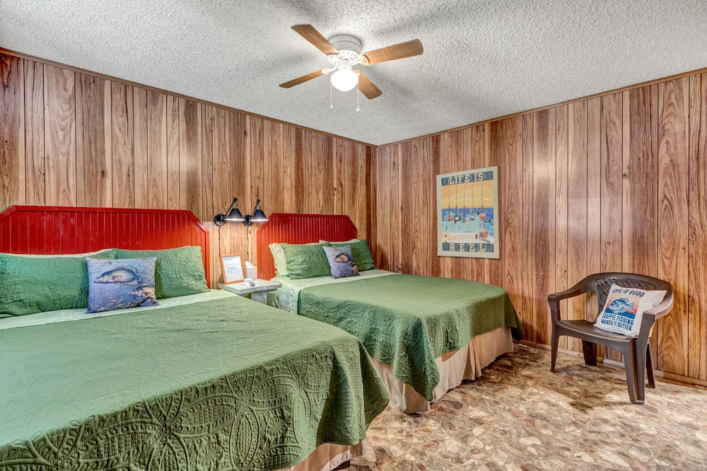 Crappie Cabin Room 5 photo 1