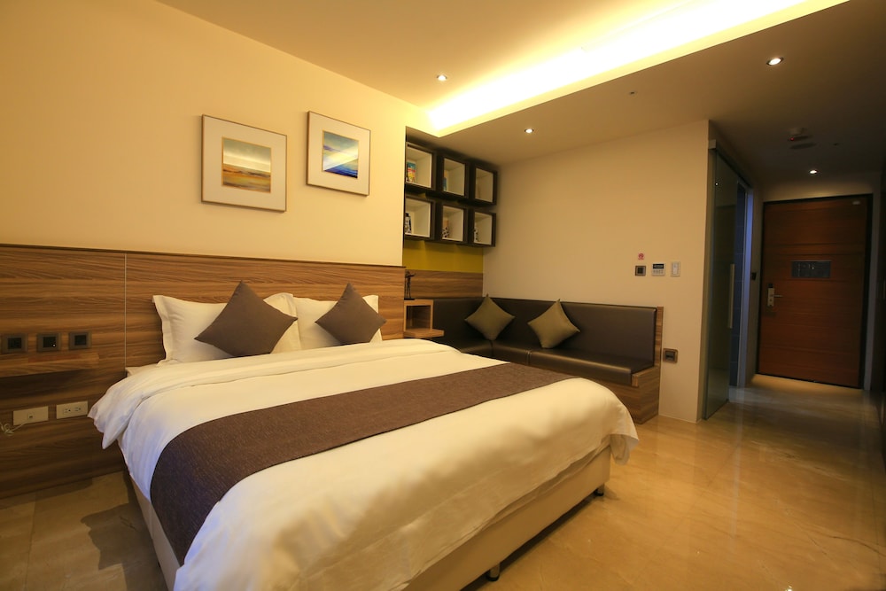 Superior Double Room, 1 Queen Bed, Balcony, City View photo 2