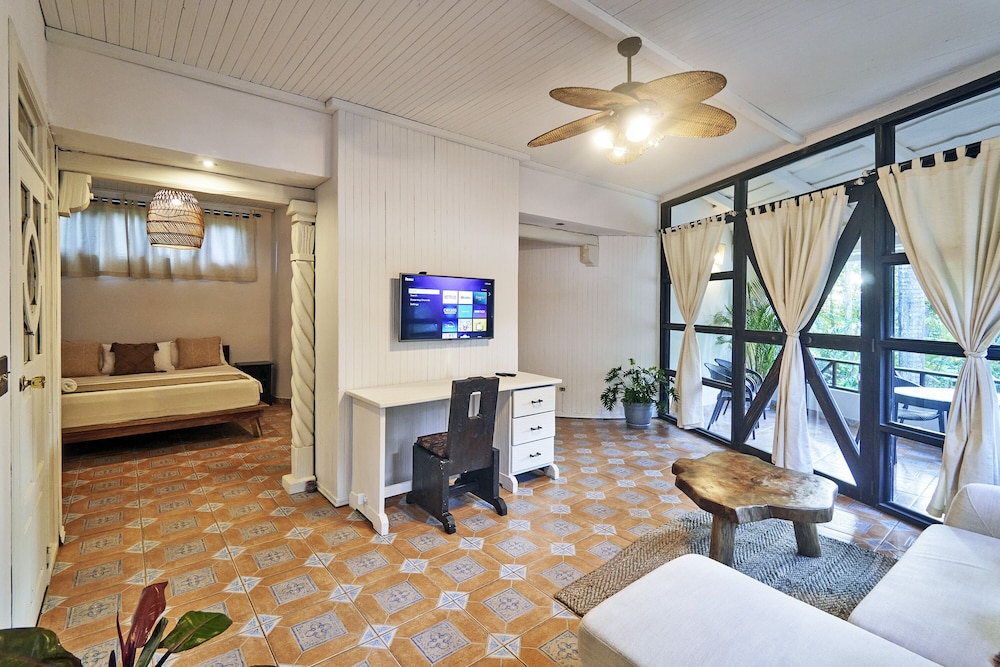 Luxury Studio Suite, 1 King Bed with Sofa bed, Non Smoking, Ocean View photo 1