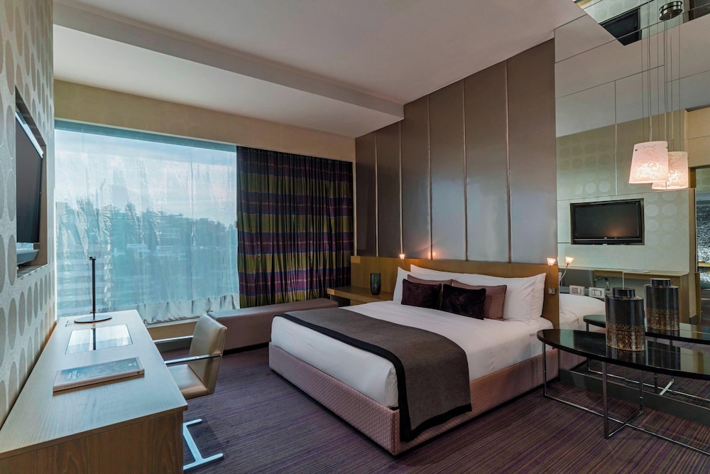 Suite, 1 King Bed (Urban) - Photo 1