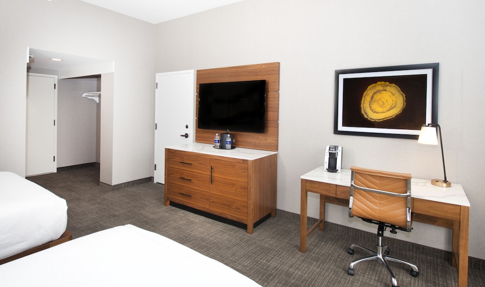 Deluxe Room, 2 Queen Beds, Pool View - Photo 2