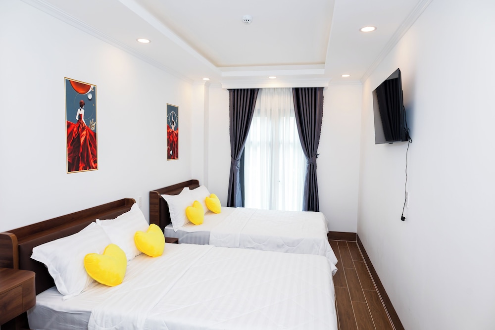 Family Double Room, 2 Queen Beds, Balcony, City View photo 2