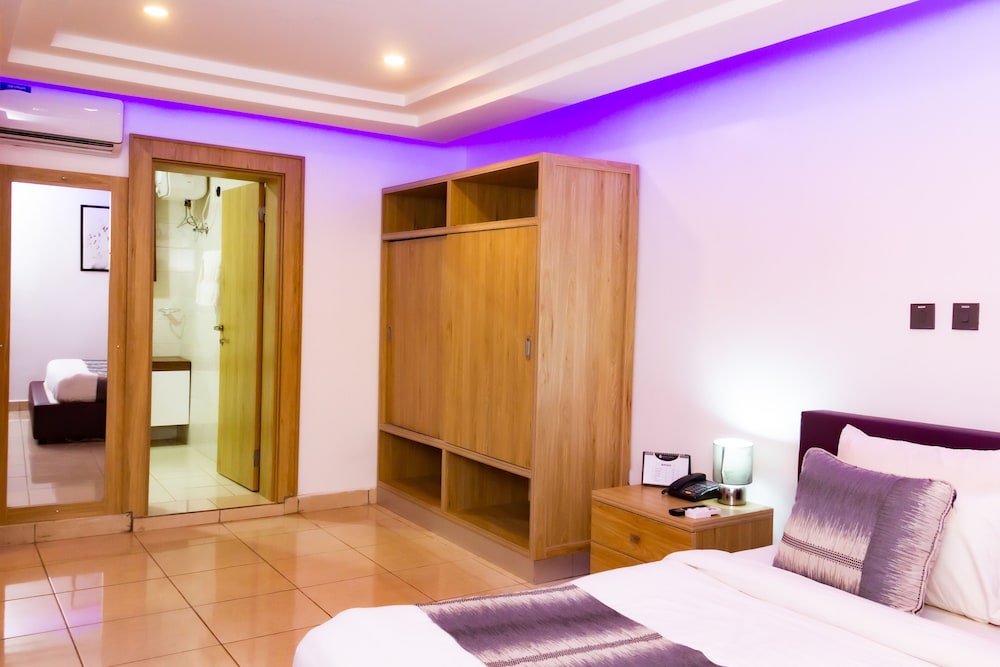 Suite - Photo 3