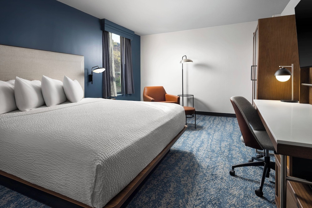 Room, 1 King Bed with Sofa bed (Mobility Accessible, Roll-in Shower) - Photo 4
