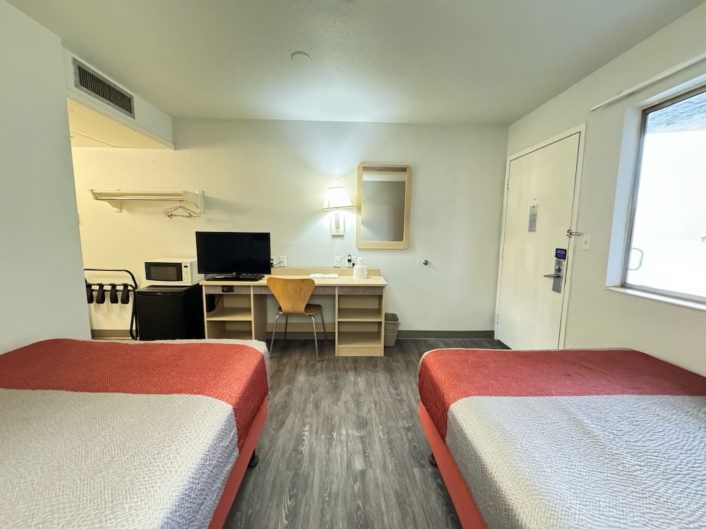 Standard Room, 2 Double Beds, Non Smoking, Refrigerator & Microwave photo 2