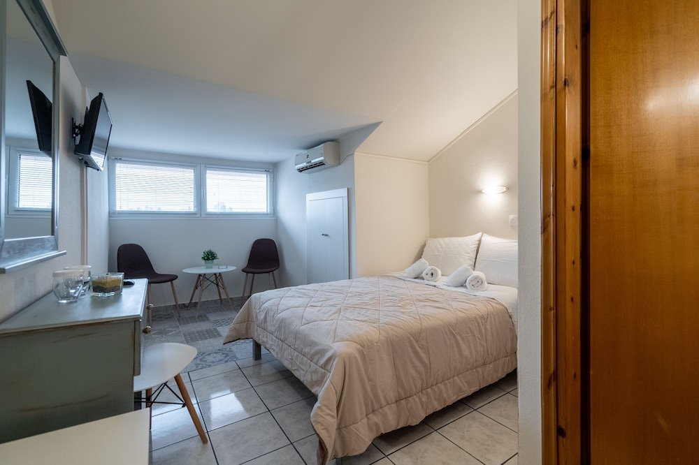 Economy Double Room - Photo 11