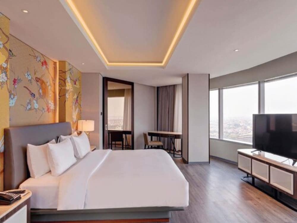 Executive Suite, 1 King Bed - Photo 2