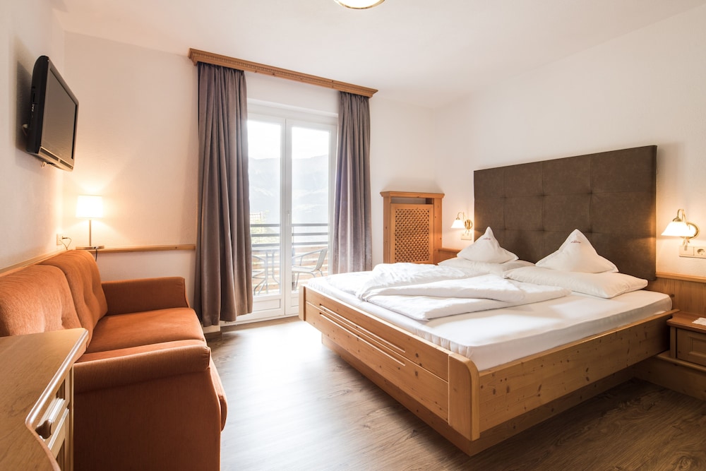 Classic Double Room, 1 Double Bed, Non Smoking, Balcony photo 1