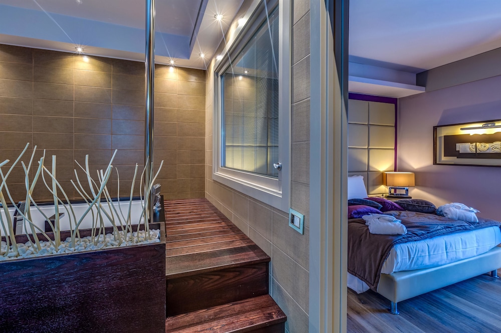 Royal Suite, 1 Queen Bed, Non Smoking, Balcony photo 3