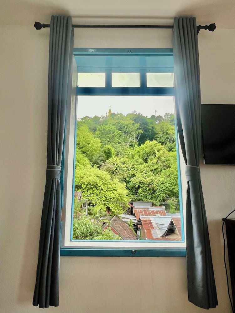 Family Triple Room, City View - Photo 9