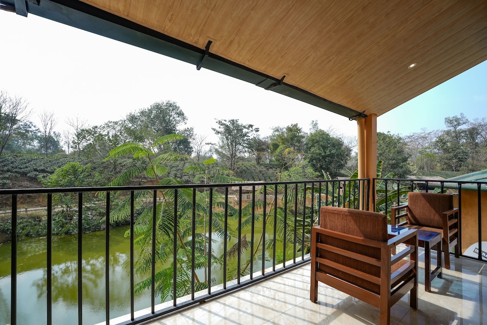 Premium Room with Balcony - Photo 4
