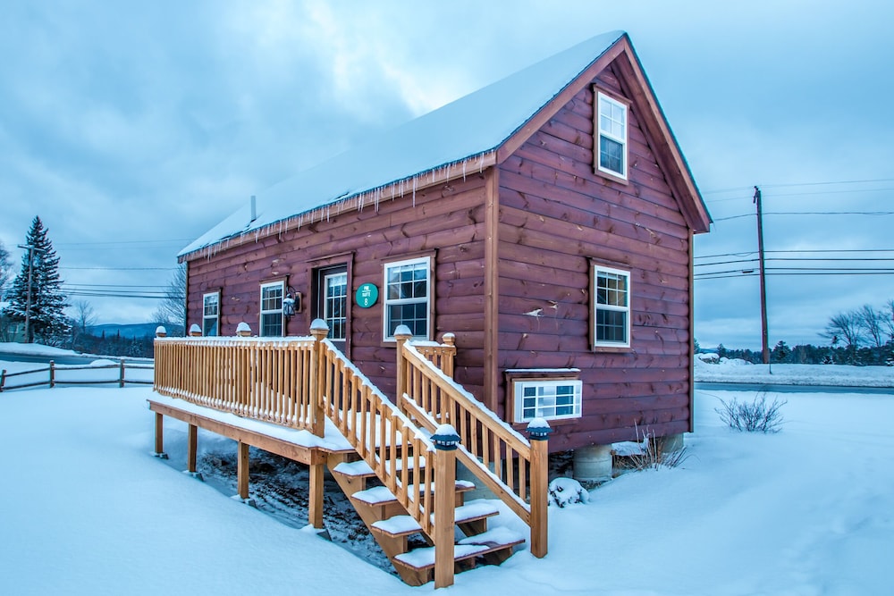Pine Cabin #8: Cozy Lakefront Log Cabin