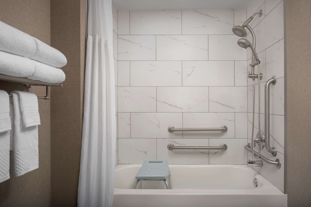 Room, 1 King Bed, Accessible, Bathtub - Photo 3