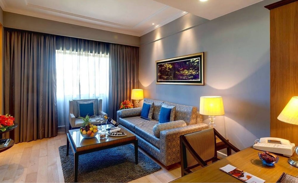Junior Suite, Executive Lounge Access, Pool View - Photo 4