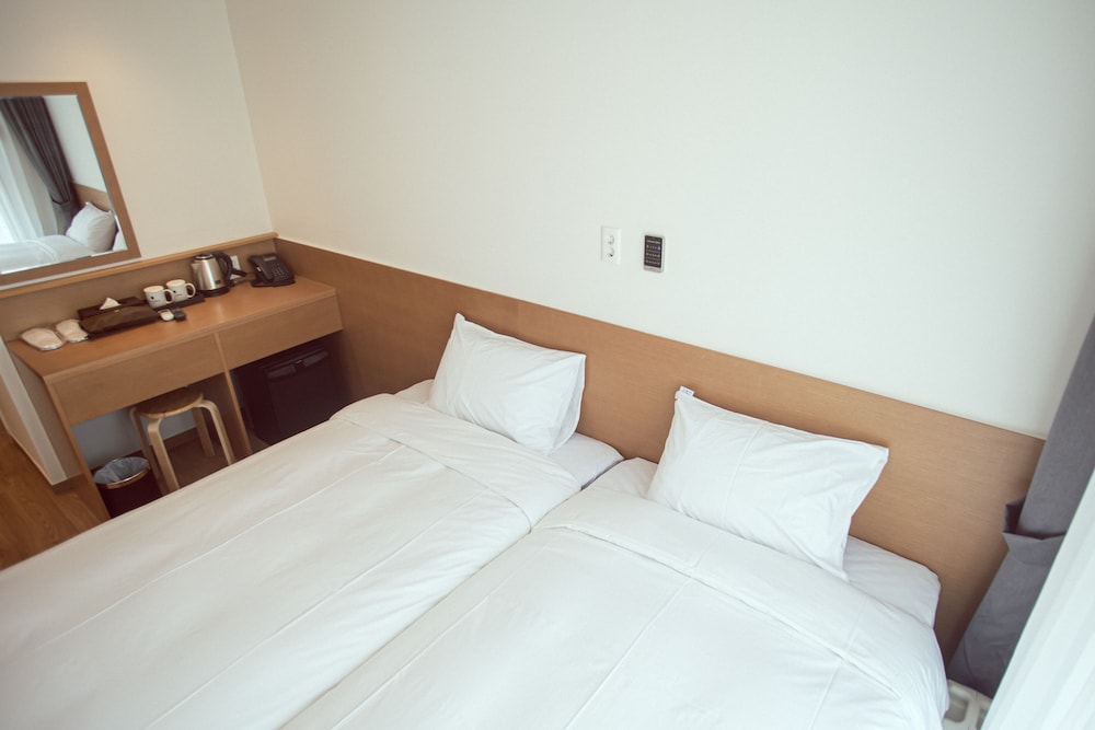 Standard Twin Room - Photo 3
