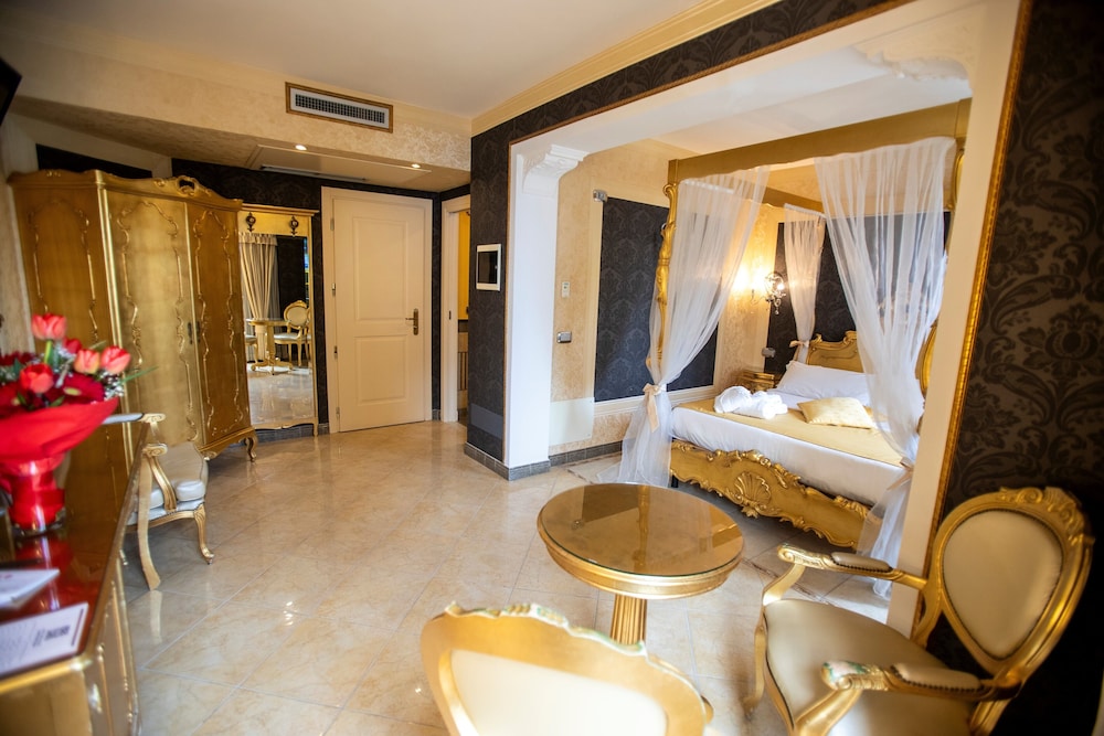 Suite - Photo 11