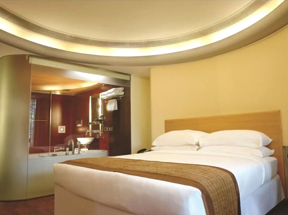 Mercury Lagoon View Room with Bath Tub and Private Balcony - King Bed
