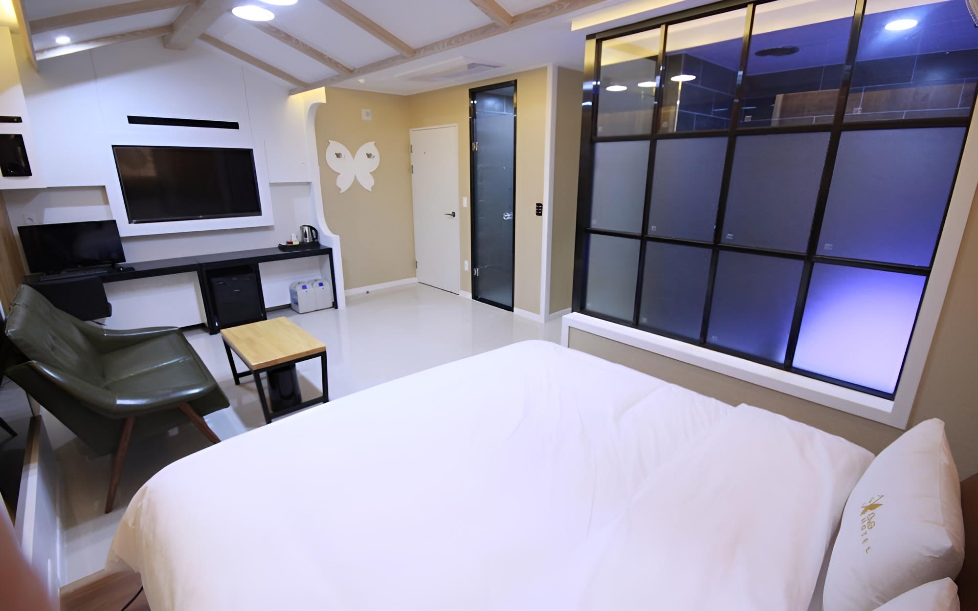 Room (Standard Room (Free Netflix available) - Photo 12