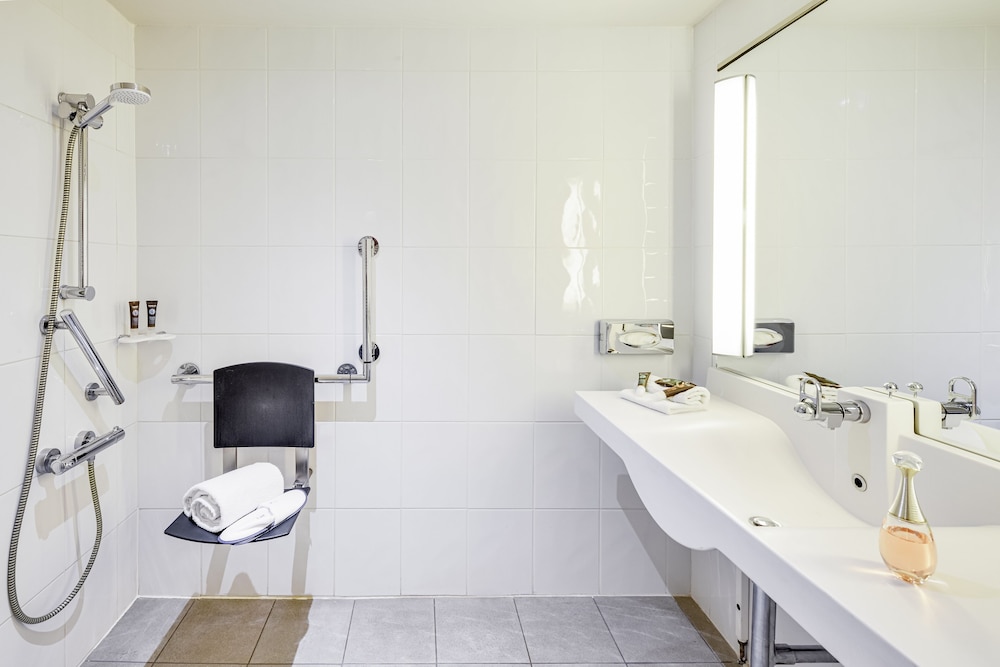 Double Room, Accessible, Non Smoking (Disability) - Photo 6