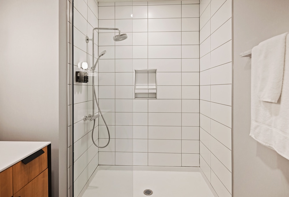 Studio, 1 Queen Bed, Mobility Accessible (Apartment) - Photo 9