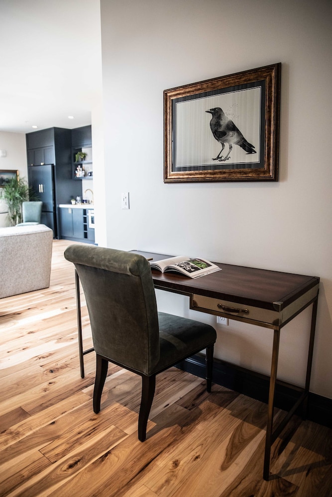 Pied-A-Terre - 1 King Bed photo 3