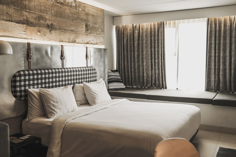 Deluxe Room, 1 Queen Bed - Photo 5