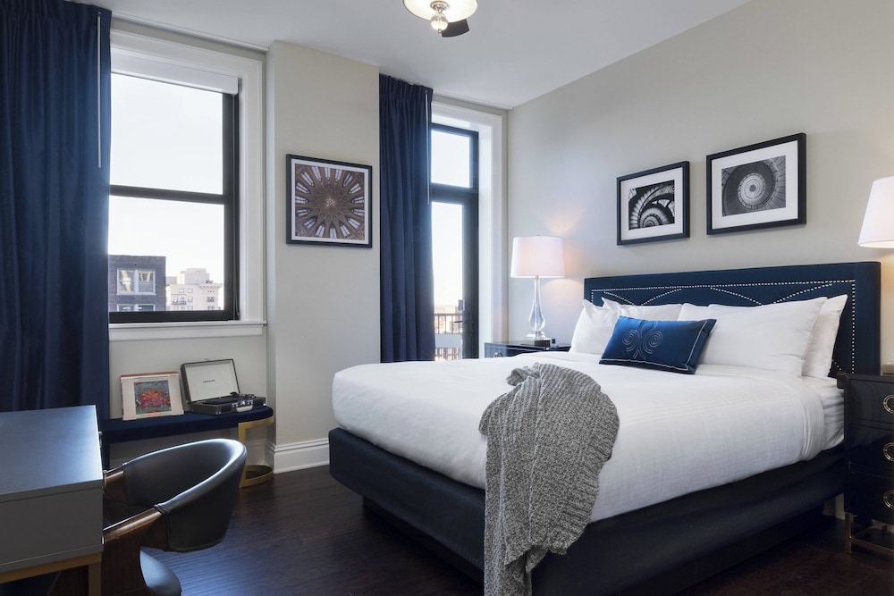 Premier Suite, 1 Bedroom (Mobility Accessible, Roll-in Shower) photo 2
