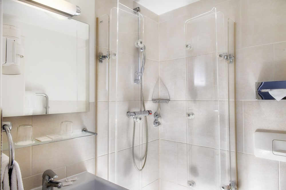 Standard Room thumbnail 6