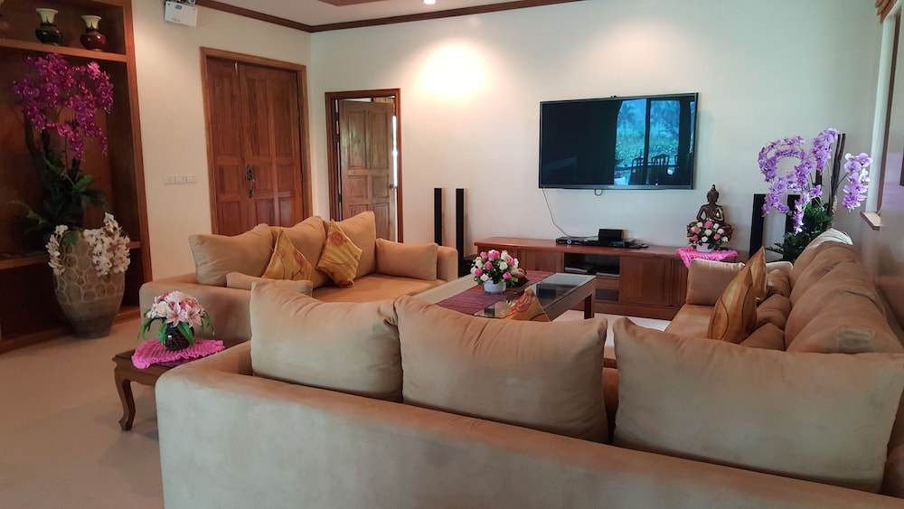 Whole Villa Using All 5 Bedrooms For 10 Adults photo 1