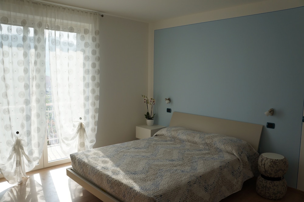 Deluxe Double Or Twin Room, 1 Queen Bed, Non Smoking, Hill View photo 2