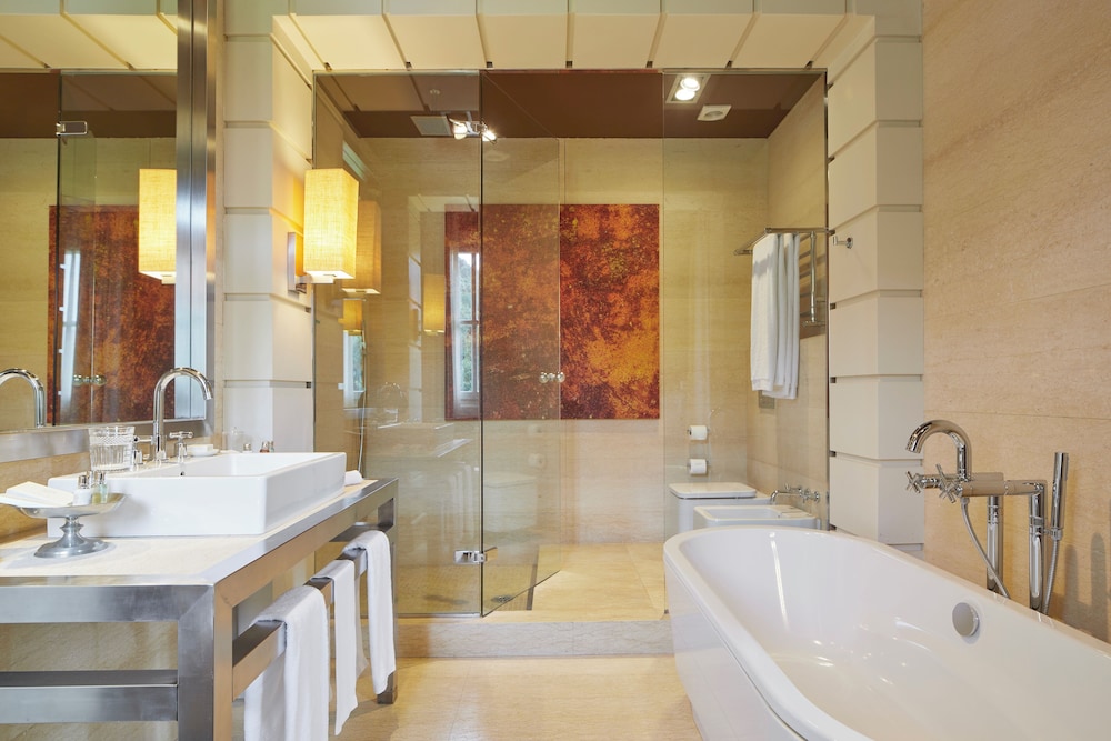 Deluxe Double Room, 1 King Bed, Balcony, Sea View photo 3