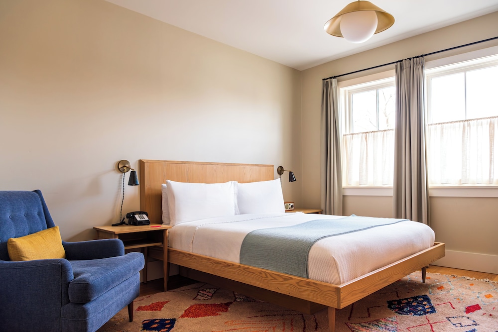 Grand Room, 1 King Bed (Fair St) photo 1