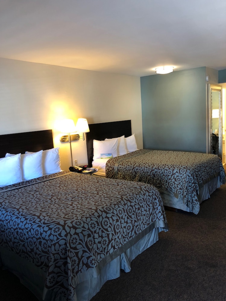 Standard Room, 2 Queen Beds - Photo 2
