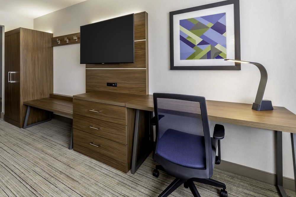 Suite, 1 King Bed, Roll-in Shower (Communications) - Photo 3
