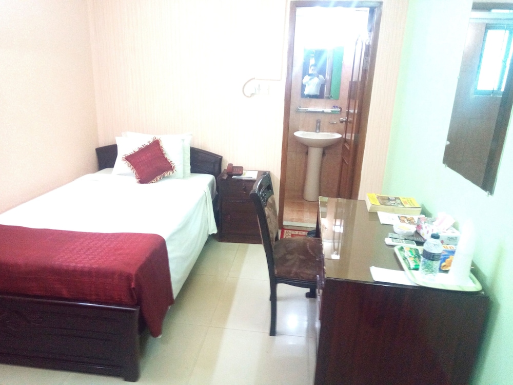 Junior Single Room, 1 Queen Bed, Accessible, Smoking photo 1