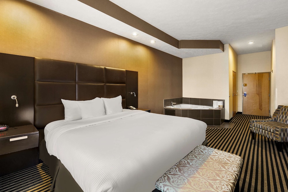 Room, 1 King Bed, Jetted Tub - Photo 3
