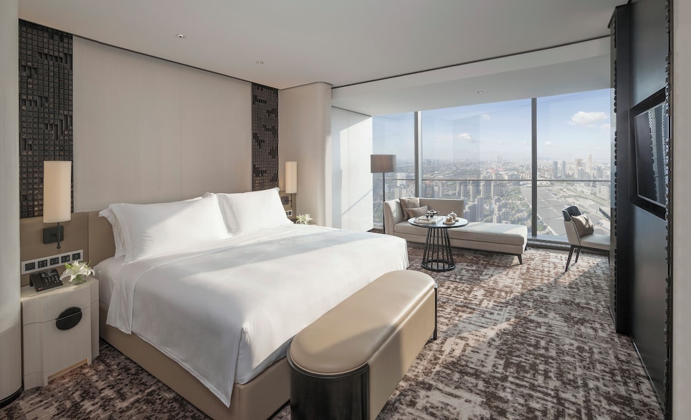 Deluxe Room, 1 King Bed, City View