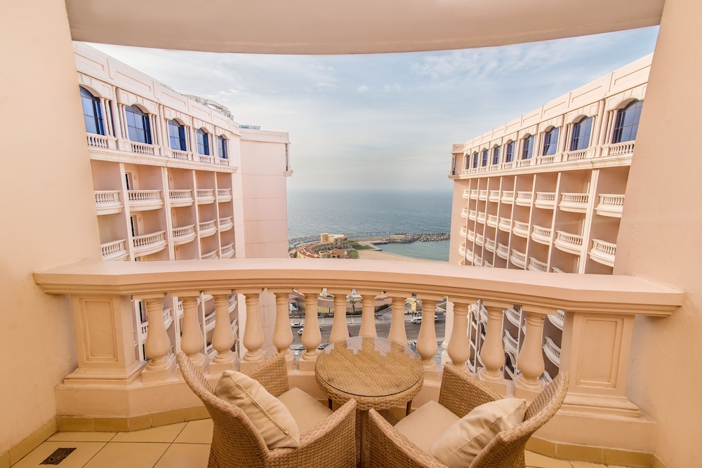 Deluxe Room Sea and Pool View photo 2