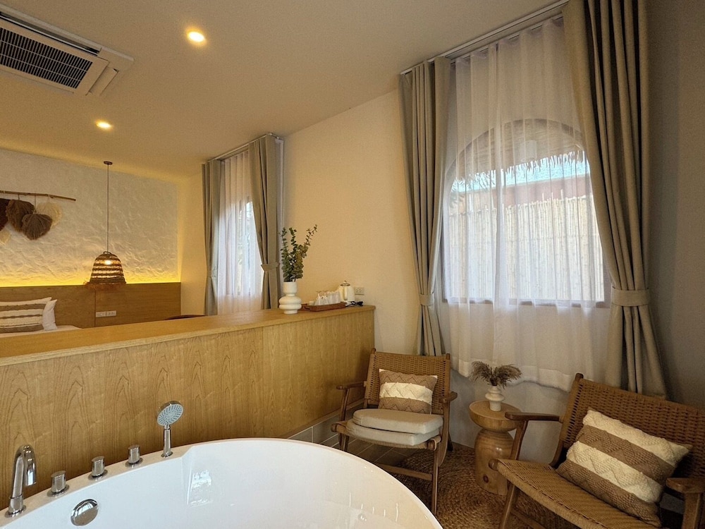 Grand Private Beachfront Villa - Photo 2