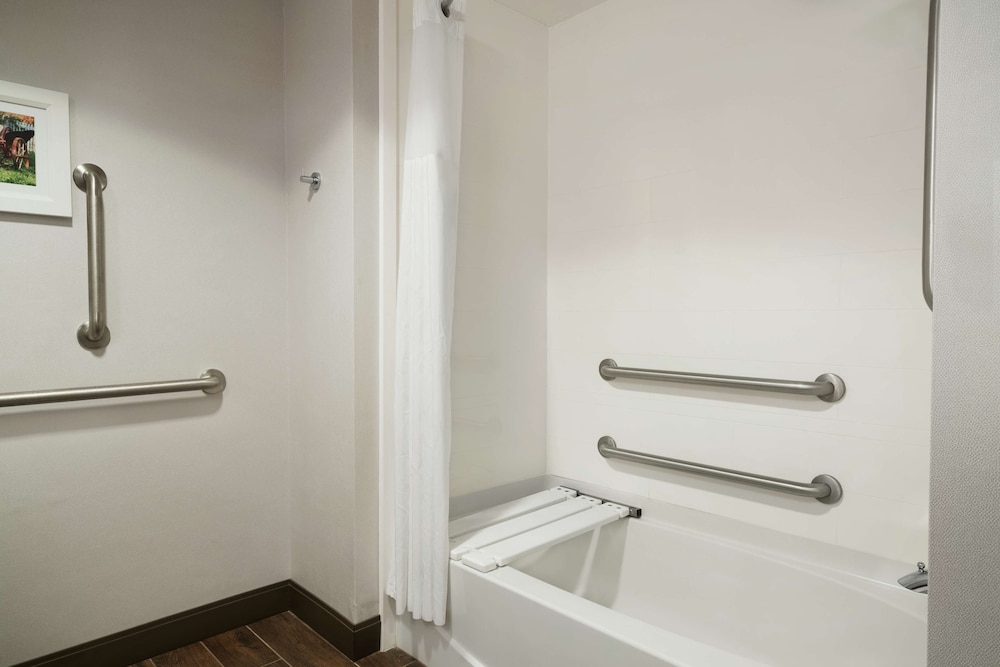Two Queen Beds, Non-Smoking, Accessible - Photo 4
