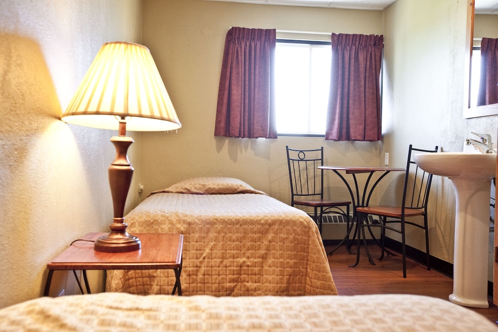 Twin Room, 2 Twin Beds, Shared Bathroom photo 1