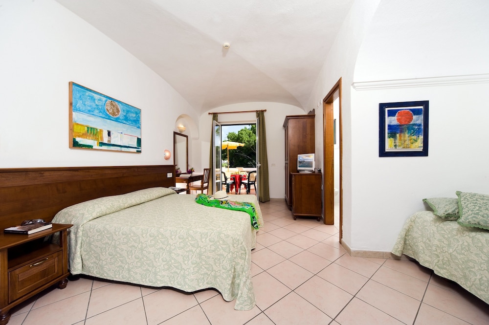 Deluxe Triple Room photo 2