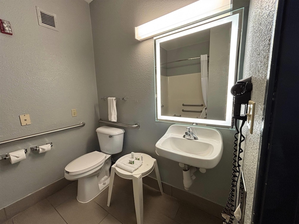 Room, 2 Queen Beds, Accessible, Non Smoking (Mobility,tub w grab bars) - Photo 8