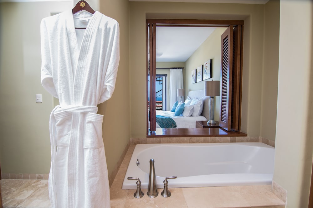 Luxury Penthouse, 2 Bedrooms, Jetted Tub, Sea View