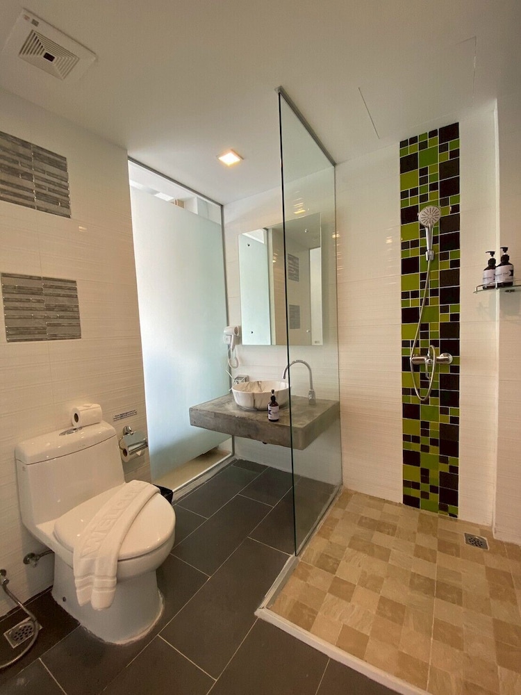 Deluxe Twin Balcony - Photo 16