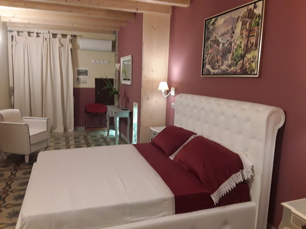 Superior Room, Multiple Beds, Ensuite photo 2
