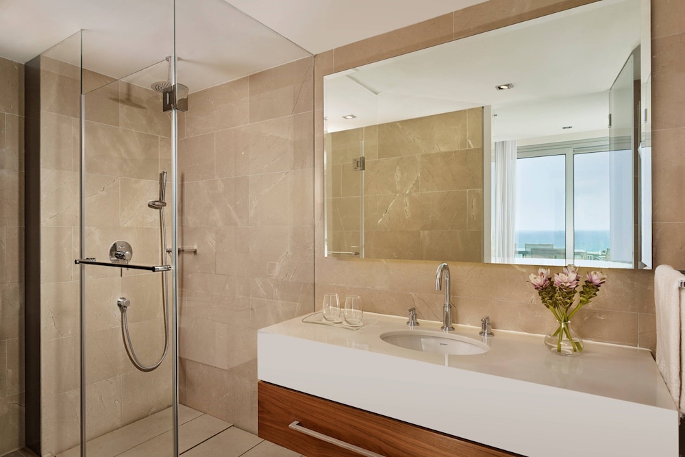 Two Bedroom Suite, 1 Queen & 2 Twin Beds, Sea View thumbnail 5