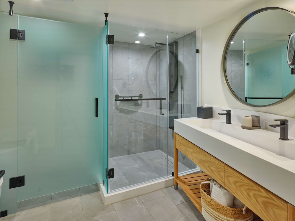 Luxury Room, 1 King Bed, Accessible (Hearing) - Photo 8